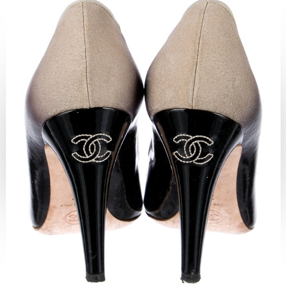 Chanel
Interlocking CC Logo Patent Leather Pumps
Women's Size:5.5 - Picture 2 of 8